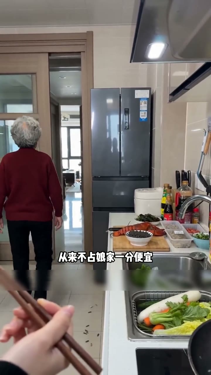 Short-drama frame using a relationship-dependent family term